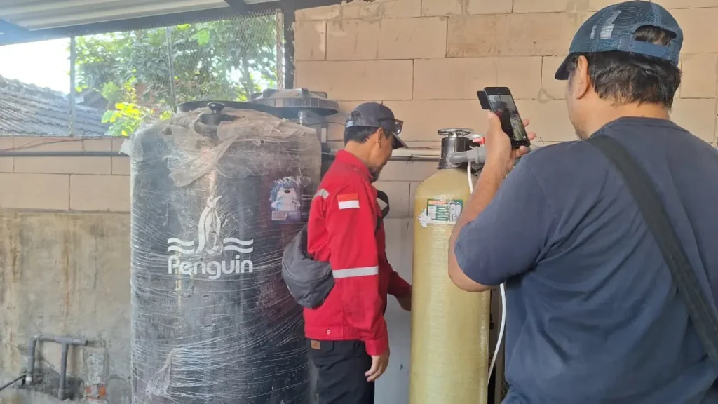 Tim ahli Ecofilter sedang memasang unit pemurnian air di Kota Malang
